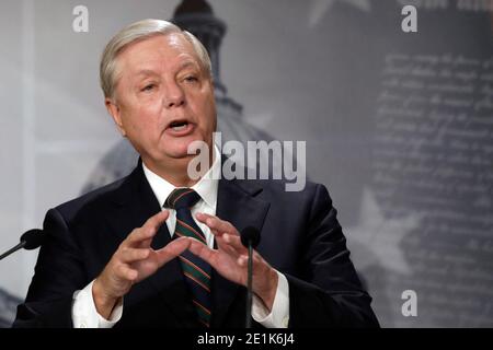 Le sénateur Lindsey Graham (R-SC) prend la parole à sa conférence de presse sur Capitol Hill un jour après que les partisans de Trump aient pris d'assaut le Capitole des États-Unis à Washington le 7 janvier 2021. Photo de Yuri Gripas/ABACAPRESS.COM Banque D'Images