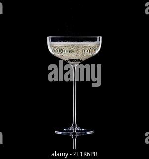 Champagne ou Prosecco dans un coupé à champagne à pied haut sur fond noir arrière-plan Banque D'Images