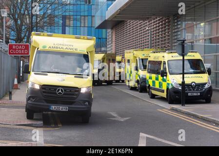 07 novembre 2021. Londres, Royaume-Uni. Les ambulances sont garées à l'extérieur de l'hôpital Royal de London à Whitechapel, dans l'est de Londres. Londres est actuellement au niveau 4 et est submergé par la deuxième vague de cas Covid-19. Le Royaume-Uni a enregistré un record quotidien de plus de 60,000 cas de Covid cette semaine. Photo de Ray Tang Banque D'Images