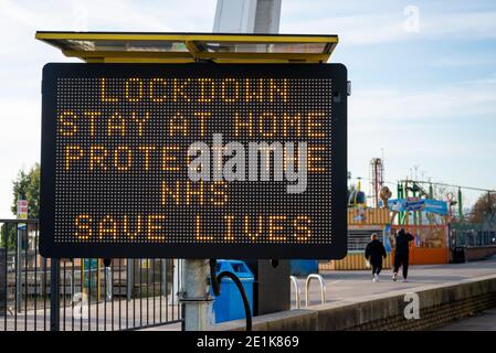 Avertissement de verrouillage électronique Matrix signe dans Southend sur la mer, Essex, Royaume-Uni, pendant le troisième COVID 19, le coronavirus de verrouillage. Restez à la maison, protégez le NHS Banque D'Images