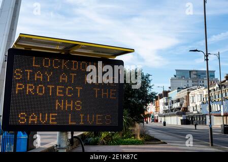 Avertissement de verrouillage électronique Matrix signe dans Southend sur la mer, Essex, Royaume-Uni, pendant le troisième COVID 19, le coronavirus de verrouillage. Restez à la maison, protégez le NHS Banque D'Images