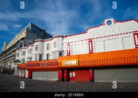 Arcade de divertissement Sunspot à Southend on Sea, Essex, Royaume-Uni, pendant le troisième COVID 19, le verrouillage du coronavirus. Fermé, fermé avec les volets abaissés Banque D'Images