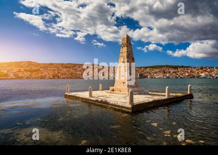 Vue sur le pont de Bosset dans la ville d'Argostoli sur l'île de Kefalonia. Pont de Bosset sur le lac à Argostoli, Kefalonia. Obélisque et le de Bosset br Banque D'Images