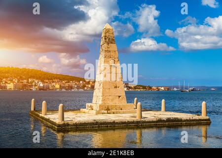 Vue sur le pont de Bosset dans la ville d'Argostoli sur l'île de Kefalonia. Pont de Bosset sur le lac à Argostoli, Kefalonia. Obélisque et le de Bosset br Banque D'Images