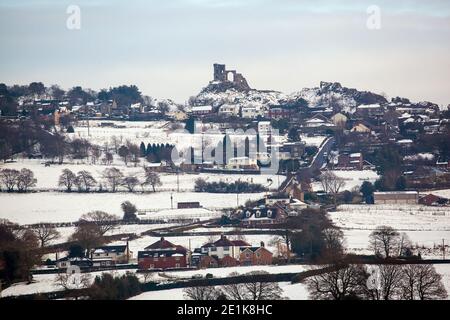 Mow COP Castle, la folie d'un château en ruines dans la neige pendant l'hiver, se tenant au-dessus de la plaine du Cheshire près de Congleton Cheshire Banque D'Images