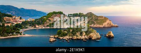 Vue aérienne d'Isola Bella à Taormina, Sicile, Italie. Isola Bella est une petite île près de Taormina, Sicile, Italie. Un chemin étroit relie l'île à mainla Banque D'Images