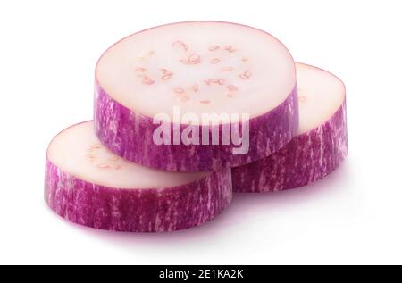 Morceaux d'aubergine isolés. Trois tranches d'aubergine violette isolées sur fond blanc Banque D'Images