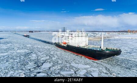 Le navire navigue sur une baie de glace. Navigation de mer en hiver. Banque D'Images
