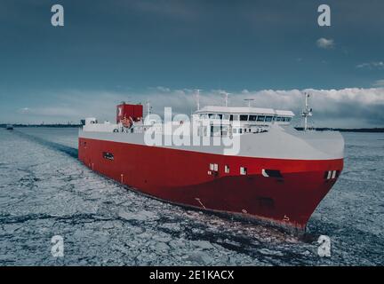 Le navire navigue sur une baie de glace. Navigation de mer en hiver. Banque D'Images