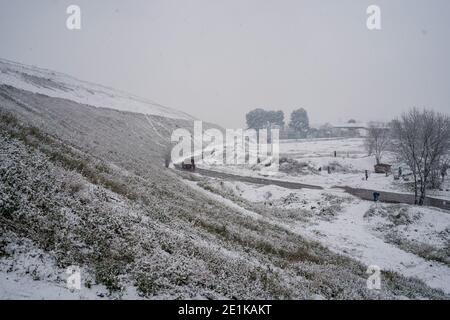 Chutes de neige abondantes observées au-dessus du quartier marginal de la Cañada Real.Spain enregistre les basses températures historiques et les chutes de neige mettant la communauté de Madrid en alerte. Dans le sud de Madrid, la Cañada Real, la communauté est privée d'électricité depuis 3 mois. Banque D'Images