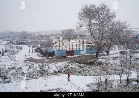 Chutes de neige abondantes observées au-dessus du quartier marginal de la Cañada Real.Spain enregistre les basses températures historiques et les chutes de neige mettant la communauté de Madrid en alerte. Dans le sud de Madrid, la Cañada Real, la communauté est privée d'électricité depuis 3 mois. Banque D'Images