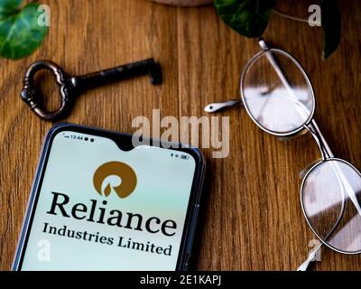 Dans cette illustration, un logo Reliance Industries, visible sur un smartphone. Banque D'Images