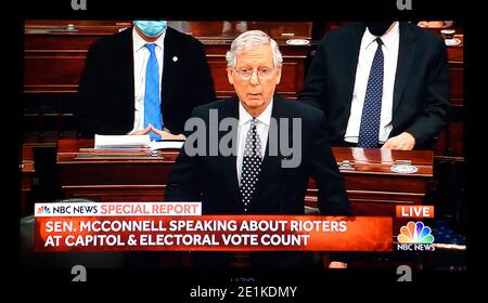 Une capture d'écran de la télévision NBC du sénateur républicain américain Mitch McConnell prenant la parole au cours d'une session conjointe du Congrès pour ratifier l'élection du président en 2020. Banque D'Images