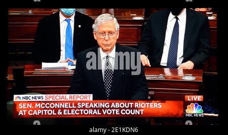 Une capture d'écran de la télévision NBC du sénateur républicain américain Mitch McConnell prenant la parole au cours d'une session conjointe du Congrès pour ratifier l'élection du président en 2020. Banque D'Images