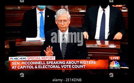 Une capture d'écran de la télévision NBC du sénateur républicain américain Mitch McConnell prenant la parole au cours d'une session conjointe du Congrès pour ratifier l'élection du président en 2020. Banque D'Images