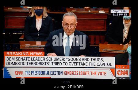 Une capture d'écran de la télévision CNN du sénateur américain Chuck Schumer prenant la parole lors d'une session conjointe du Congrès pour ratifier l'élection du président en 2020. Banque D'Images