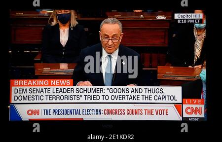 Une capture d'écran de la télévision CNN du sénateur américain Chuck Schumer prenant la parole lors d'une session conjointe du Congrès pour ratifier l'élection du président en 2020. Banque D'Images