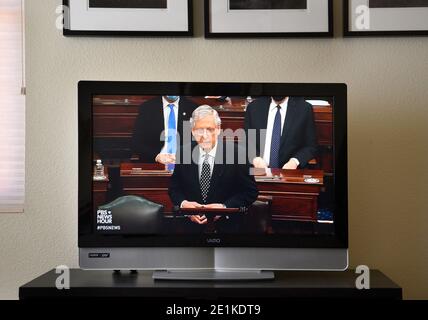 Une capture d'écran de la télévision PBS du sénateur républicain américain Mitch McConnell prenant la parole au cours d'une session conjointe du Congrès pour ratifier l'élection du président en 2020. Banque D'Images