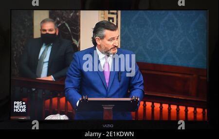 Une capture d'écran de la télévision PBS du sénateur républicain américain Ted Cruz prenant la parole au cours d'une session conjointe du Congrès pour ratifier l'élection du président en 2020. Banque D'Images