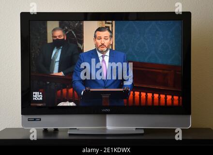 Une capture d'écran de la télévision PBS du sénateur républicain américain Ted Cruz prenant la parole au cours d'une session conjointe du Congrès pour ratifier l'élection du président en 2020. Banque D'Images