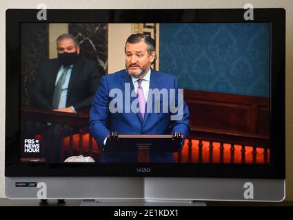 Une capture d'écran de la télévision PBS du sénateur républicain américain Ted Cruz prenant la parole au cours d'une session conjointe du Congrès pour ratifier l'élection du président en 2020. Banque D'Images