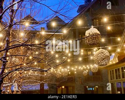 Vide Stowe Mountain Resort Spruce Peak village en soirée début décembre 2020 Vermont, États-Unis Banque D'Images