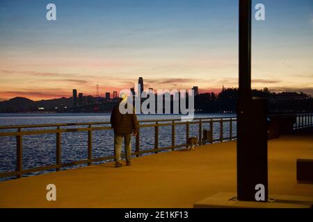 Vues au coucher du soleil sur les gratte-ciel de la ville depuis le nouveau quai d'observation régional du littoral du juge John Sutter à East Bay, Oakland, baie de San Francisco. Banque D'Images