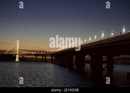 Vue sur le coucher du soleil depuis le nouveau quai d'observation régional du rivage du juge John Sutter à East Bay, Oakland, baie de San Francisco. Banque D'Images