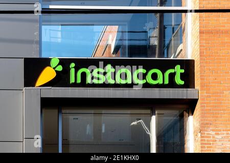 Toronto, Canada - le 14 novembre 2020 : l'affiche de fermeture de la société Instacart est visible à Toronto, Canada. Banque D'Images