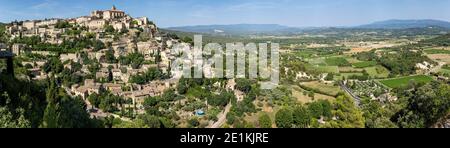 Vue panoramique sur la belle ville de Gordes, une commune de Le département du Vaucluse dans la région Provence-Alpes-Côte d'Azur dans le sud-est France Banque D'Images