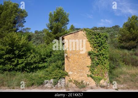 Petit chalet 'Cabanon' ou en pierre situé en Provence, au sud de la France Banque D'Images