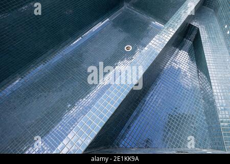 Vue sur les carreaux de mosaïque bleue dans une piscine et spa en construction Banque D'Images