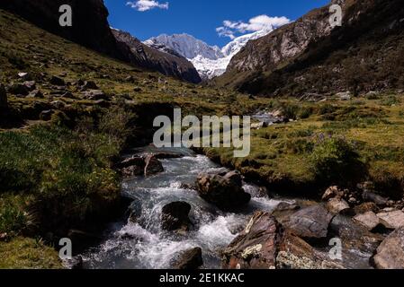 Quebrada Llaca, Cordillera Blanca, Parc national de Huascaran, Ancash, Pérou. Vue sur les montagnes d'Ocshapalca (sur la gauche) et de Ranrapalca (sur la droite). Banque D'Images