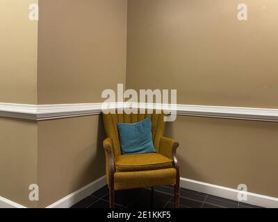 Une chaise marron en peluche dans un bureau situé dans le hall Banque D'Images
