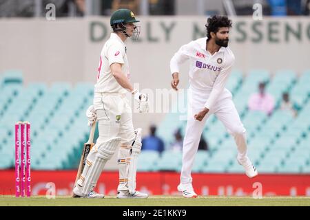 Sydney, Australie. 08 janvier 2021. Ravindra Jadeja, de l'Inde, a été mise à l'épreuve lors du 3e match international d'essais entre l'Australie et l'Inde au Sydney Cricket Ground, Sydney, Australie, le 8 janvier 2021. Photo de Peter Dovgan. Utilisation éditoriale uniquement, licence requise pour une utilisation commerciale. Aucune utilisation dans les Paris, les jeux ou les publications d'un seul club/ligue/joueur. Crédit : UK Sports pics Ltd/Alay Live News Banque D'Images