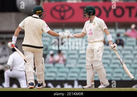 Sydney, Australie. 08 janvier 2021. Steven Smith, d'Australie, et Marnus Labuschagne, d'Australie, lors du 3e match international d'essais entre l'Australie et l'Inde au Sydney Cricket Ground, Sydney, Australie, le 8 janvier 2021. Photo de Peter Dovgan. Utilisation éditoriale uniquement, licence requise pour une utilisation commerciale. Aucune utilisation dans les Paris, les jeux ou les publications d'un seul club/ligue/joueur. Crédit : UK Sports pics Ltd/Alay Live News Banque D'Images