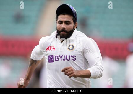 Sydney, Australie. 08 janvier 2021. Ravindra Jadeja, de l'Inde, a effectué un tir lors du troisième test international entre l'Australie et l'Inde au Sydney Cricket Ground, Sydney, Australie, le 8 janvier 2021. Photo de Peter Dovgan. Utilisation éditoriale uniquement, licence requise pour une utilisation commerciale. Aucune utilisation dans les Paris, les jeux ou les publications d'un seul club/ligue/joueur. Crédit : UK Sports pics Ltd/Alay Live News Banque D'Images