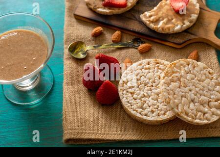 craquelins à riz, fruits à la merde sur table bleu, super nourriture Banque D'Images