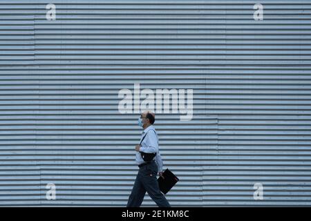 Santiago, Metropolitana, Chili. 7 janvier 2021. Un homme passe devant un magasin commercial fermé. Credit: Matias Basualdo/ZUMA Wire/Alamy Live News Banque D'Images