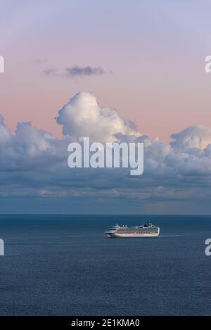 Vue sur le ferry de croisière pendant le coucher du soleil à Devon in L'Angleterre en Europe Banque D'Images