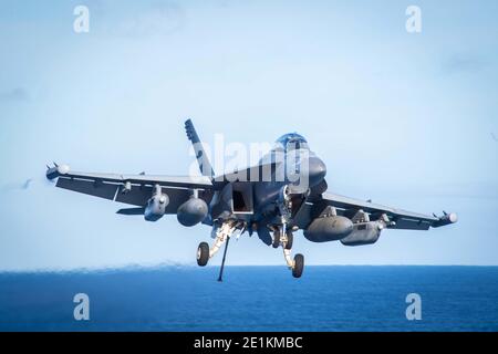 Un avion de chasse à la chasse E/A-18G de la Marine américaine, affecté aux loups gris de l'escadron d'attaque électronique 142, s'approche pour atterrir sur le pont de vol du porte-avions USS Theodore Roosevelt de la classe Nimitz pendant les opérations du 6 janvier 2021 dans l'océan Pacifique. Banque D'Images