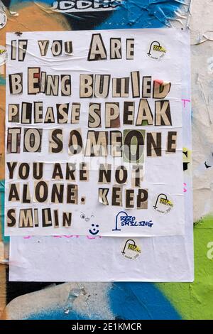 Londres, Angleterre : 24 mai 2017. Street art work par KeepSmiling dans Star Yard à la sortie de Brick Lane, Shoreditch, Londres, Royaume-Uni. Ces œuvres contiennent des messages tels que Banque D'Images