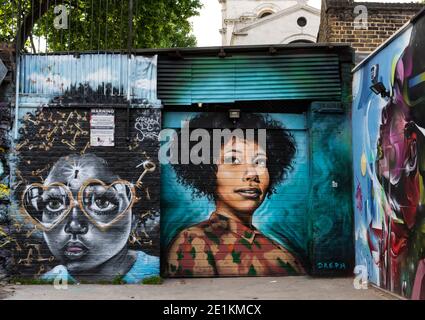 Londres, Angleterre : 24 mai 2017. Illustration représentant Myvanwy Evans de Dreph (R) pour sa série « You Aough » dans Star Yard, Brick Lane, Shoreditch, Londres Banque D'Images