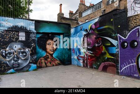 Londres, Angleterre : 24 mai 2017. Illustration représentant Myvanwy Evans de Dreph (m) pour sa série « You Aough » dans Star Yard, Brick Lane, Shoreditch, Londres Banque D'Images