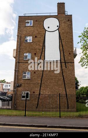 Londres, Angleterre : 25 mai 2017. L'artiste de rue Stik peint Haggerston Housing Estate work, Londres, Royaume-Uni. Le travail sur le domaine Acton à Haggerston, est un 14- Banque D'Images