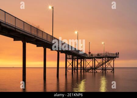 Jetée de Nightcliff au coucher du soleil. Banque D'Images