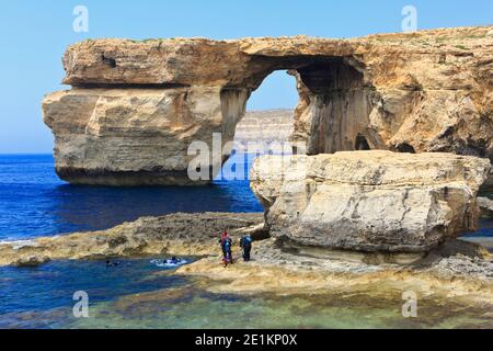 Des plongeurs se délaitent autour de l'azur Fenêtre sur l'île de Gozo à Malte Banque D'Images