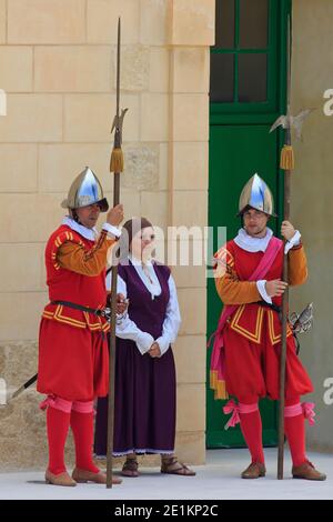 Deux soldats de l'ordre de Saint John avec un morion (casque) et un garde-corps halberd au fort Saint Elmo à la Valette, Malte Banque D'Images