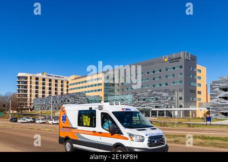 Jackson, MS - 5 janvier 2021 : une ambulance AMR passe devant l'hôpital pour enfants du centre médical de l'Université du Mississippi Banque D'Images