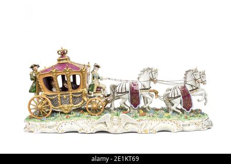 Figurines en porcelaine de transport de chevaux sur fond blanc (avec chemin de détourage). Banque D'Images